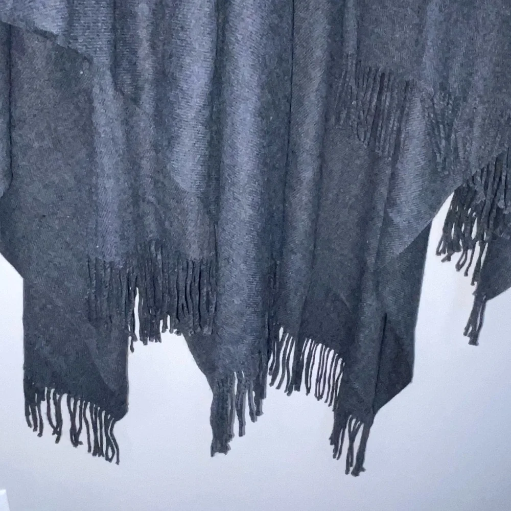 V. FRAAS Cape / Shawl Boho Gray Long Warm & Fringed